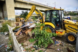 Се отстранува дивата депони_а под Железничка (6)