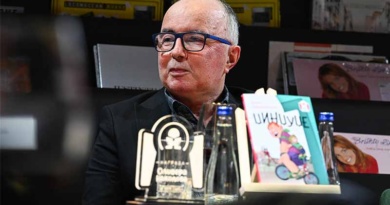 Ермис Лафазановски, добитник на наградата „Оливера Николова“: Романот „Џинџуџе“ е потрага по вистината, убавината и добрината Ермис Лафазановски, добитник на наградата „Оливера Николова“: Романот „Џинџуџе“ е потрага по вистината, убавината и добрината