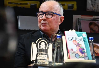 Ермис Лафазановски, добитник на наградата „Оливера Николова“: Романот „Џинџуџе“ е потрага по вистината, убавината и добрината Ермис Лафазановски, добитник на наградата „Оливера Николова“: Романот „Џинџуџе“ е потрага по вистината, убавината и добрината